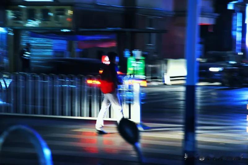 藏着最实在的爱

生活如电影，我们忙于追逐远方，易忽视暖瞬间。这些瞬间，实藏爱本