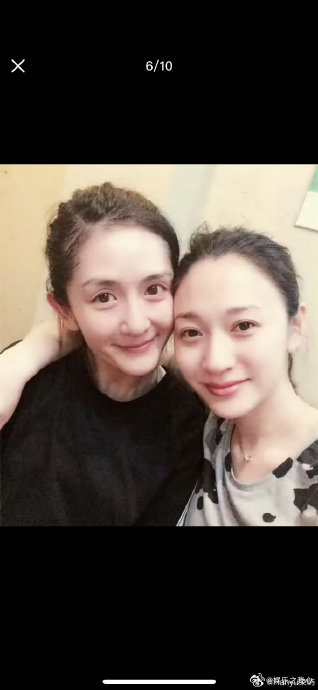 谢娜的话筒一直是在冲着李小冉的家人们，最近娱乐圈又有一个小细节引发了大家的热议，