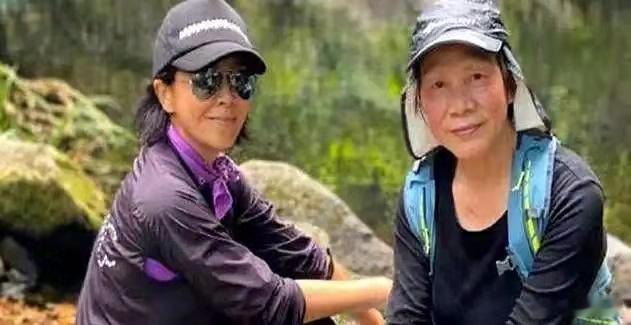 58岁的刘嘉玲户外晨跑，素颜看着挺健康自然的吧！ ​​​