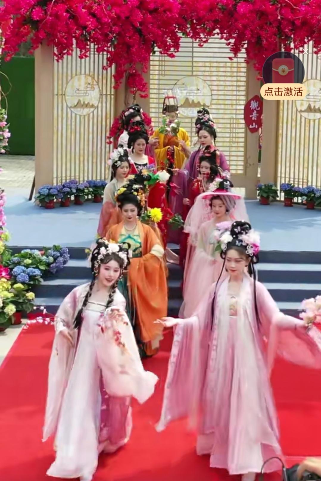 看看谁在为汉服热加油？应该明白了吧！

不要只看穿汉服的美女，不要只关注汉服，汉