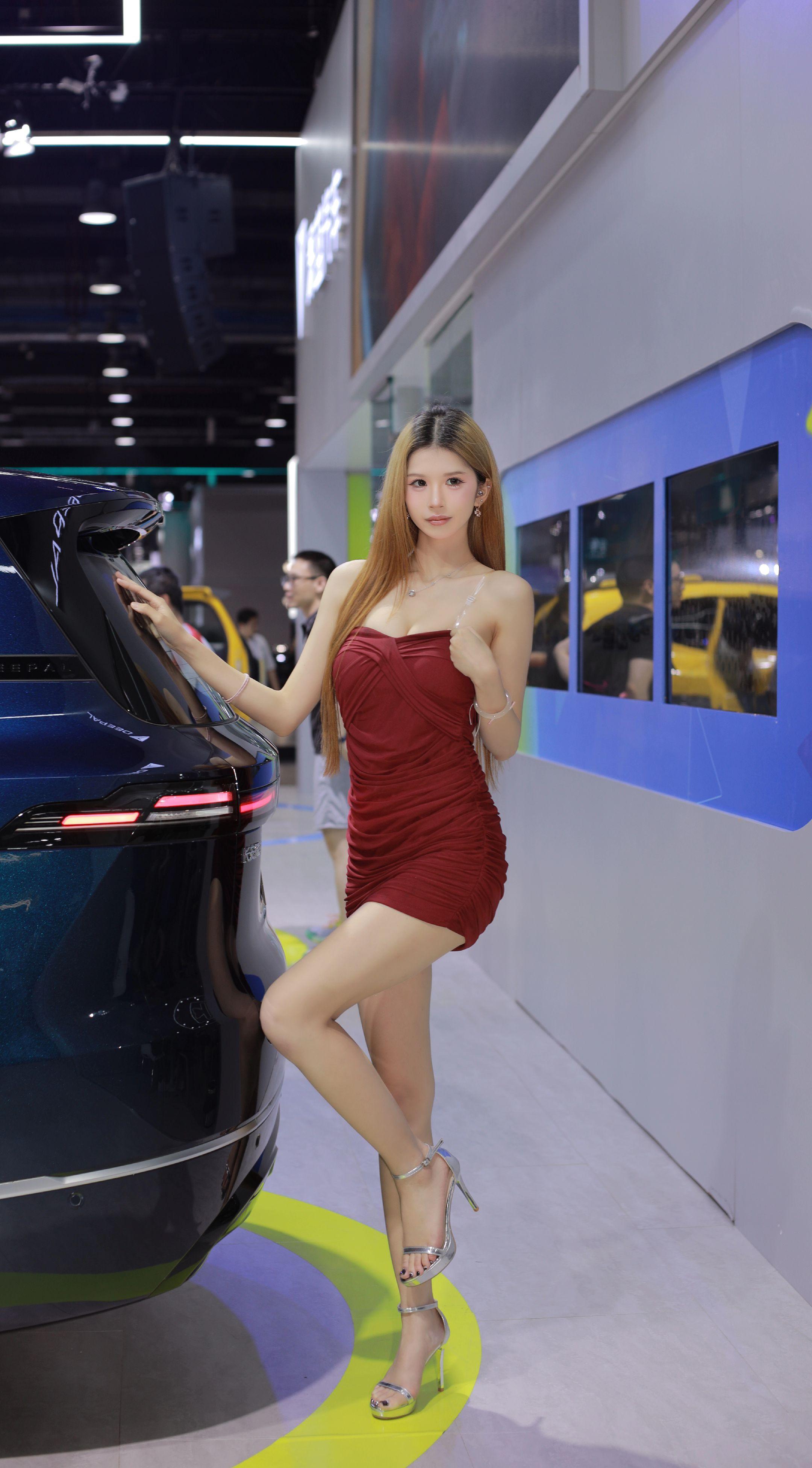 车展甜妹 车美人美 车展穿搭