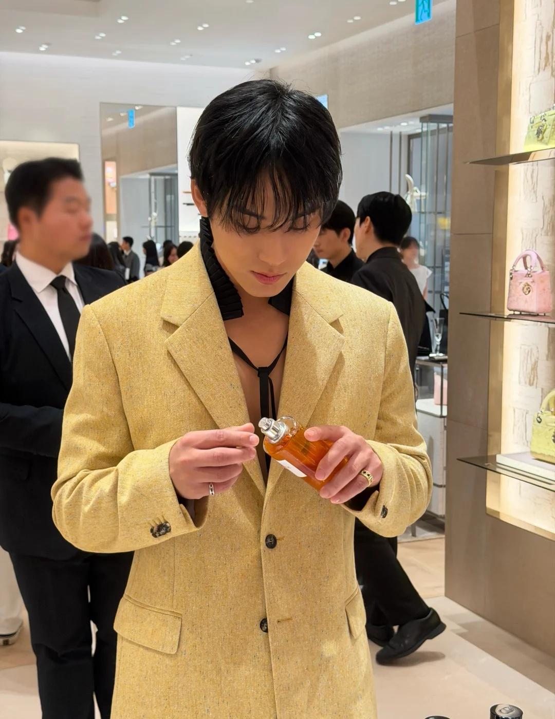 珉奎ig更新‖dior之旅照片掉落
金珉奎 mingyu dior dioraw