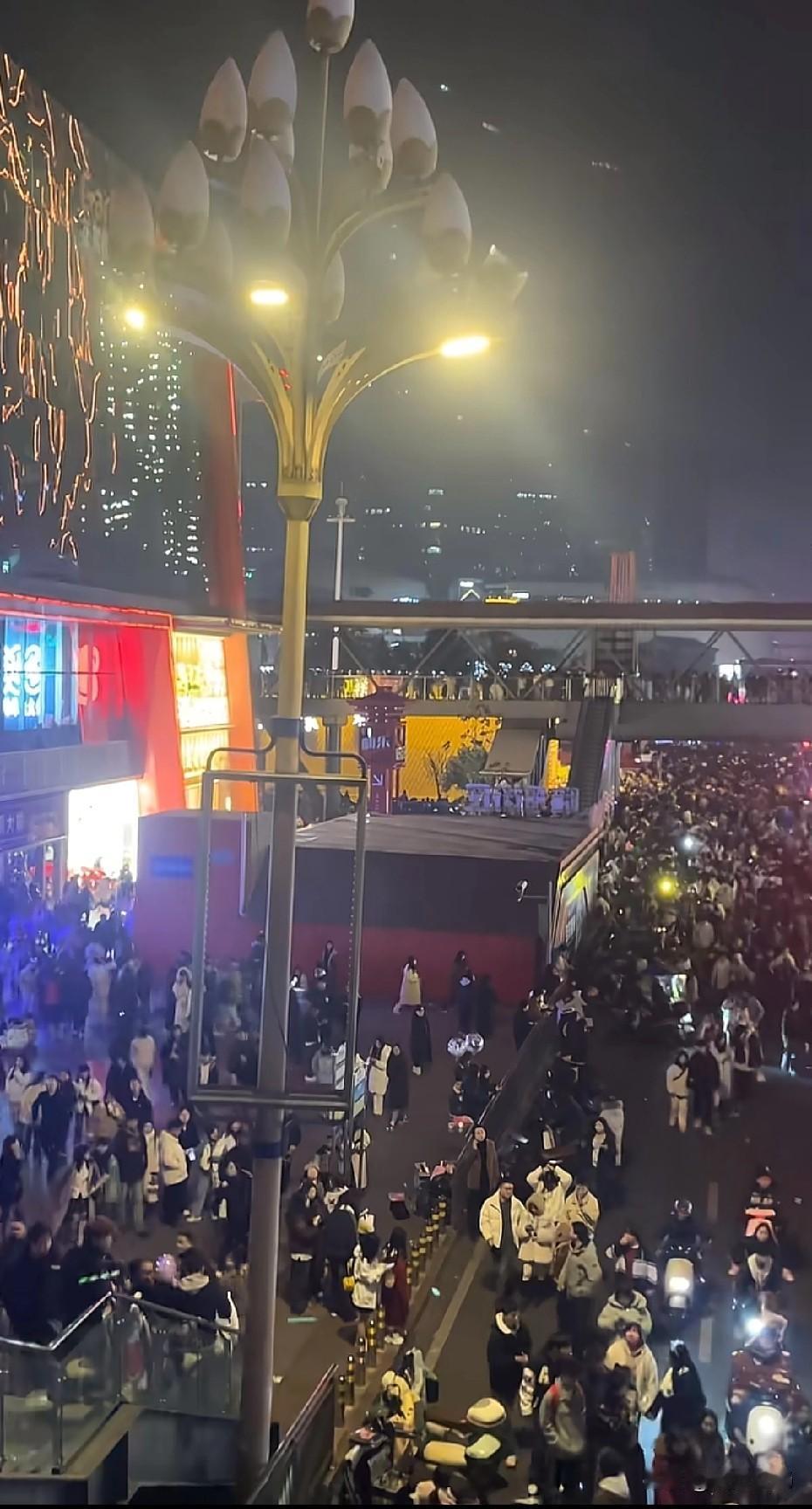谁说贵阳晚上不热闹，来看看去年跨年夜花果园位置，挤得人山人海。花果园作为贵阳最大