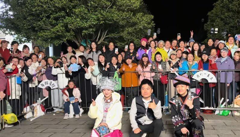 董宇辉这趟贵州行，把小河湾的场子整得挺热乎。官方信息显示，10月29日“与辉同行