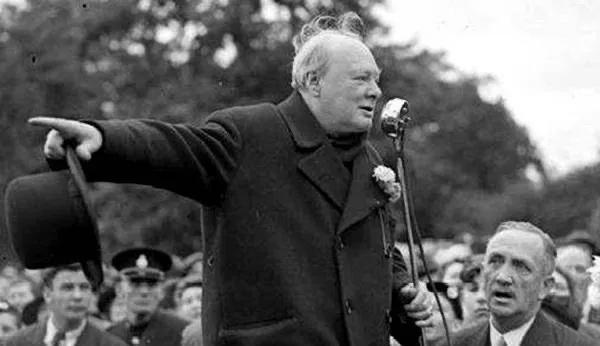 【英国轶事：管他什么丘吉尔】
上世纪40年代，时任英国首相丘吉尔急于赶到下议院开