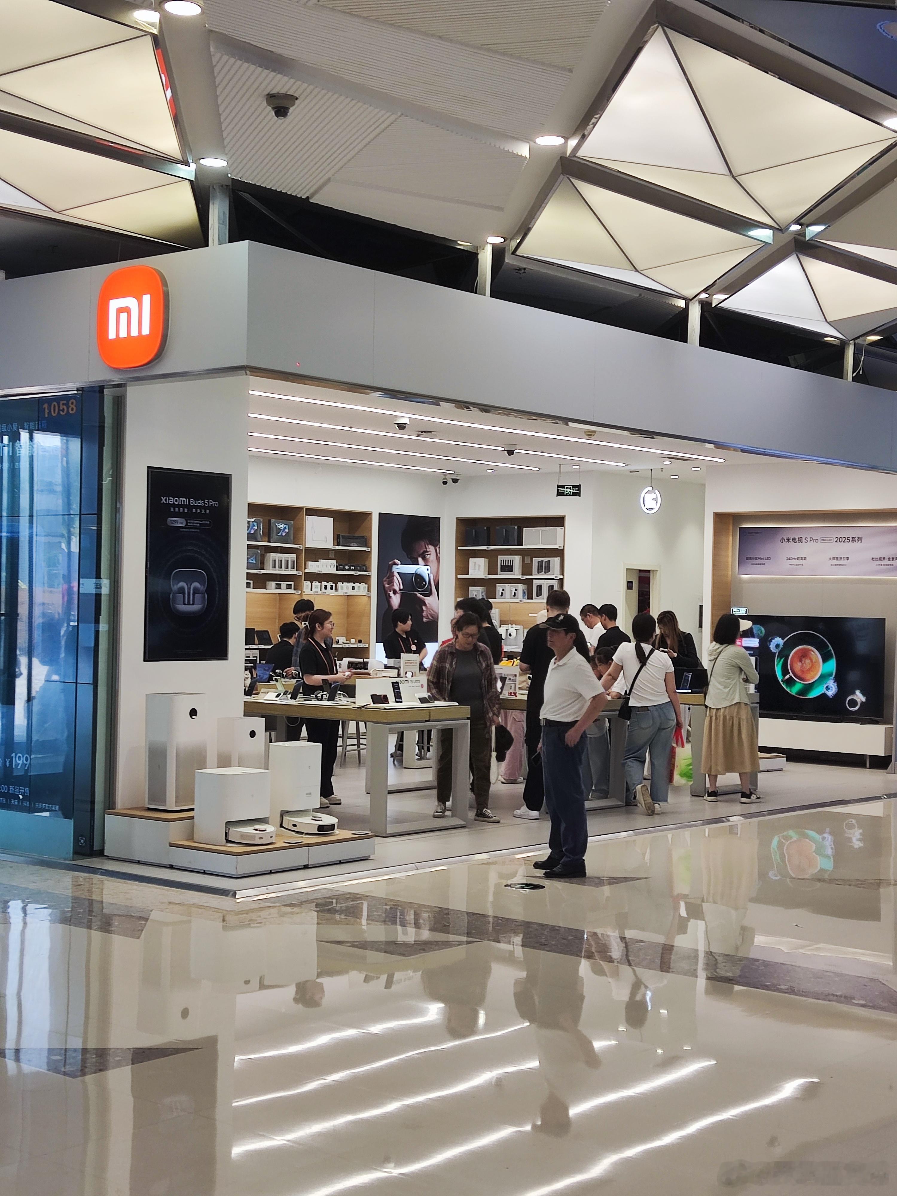 来万达广场逛了一下手机店!小米vivo华为OPPO各家店人流量还不错，vivo店