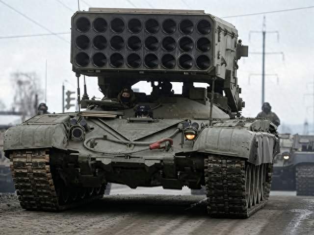 战场屠夫！TOS-1A日炙喷火坦克，一次齐射24枚温压火箭弹