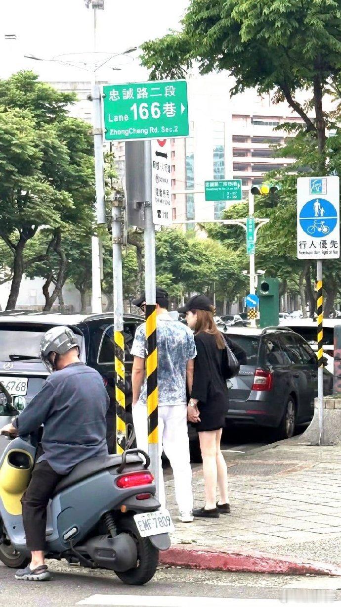 许玮宁状态超亮眼，肌肤白皙透亮，举手投足间尽显优雅气质，魅力自然流露。 ​​​