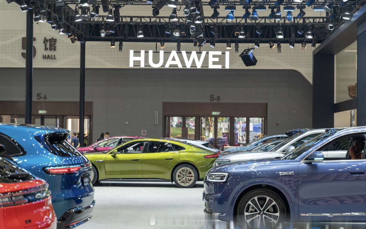 在海口消博会沉浸式体验智能化这次的消博会华为的排面真的大，人车家要什么有什么 