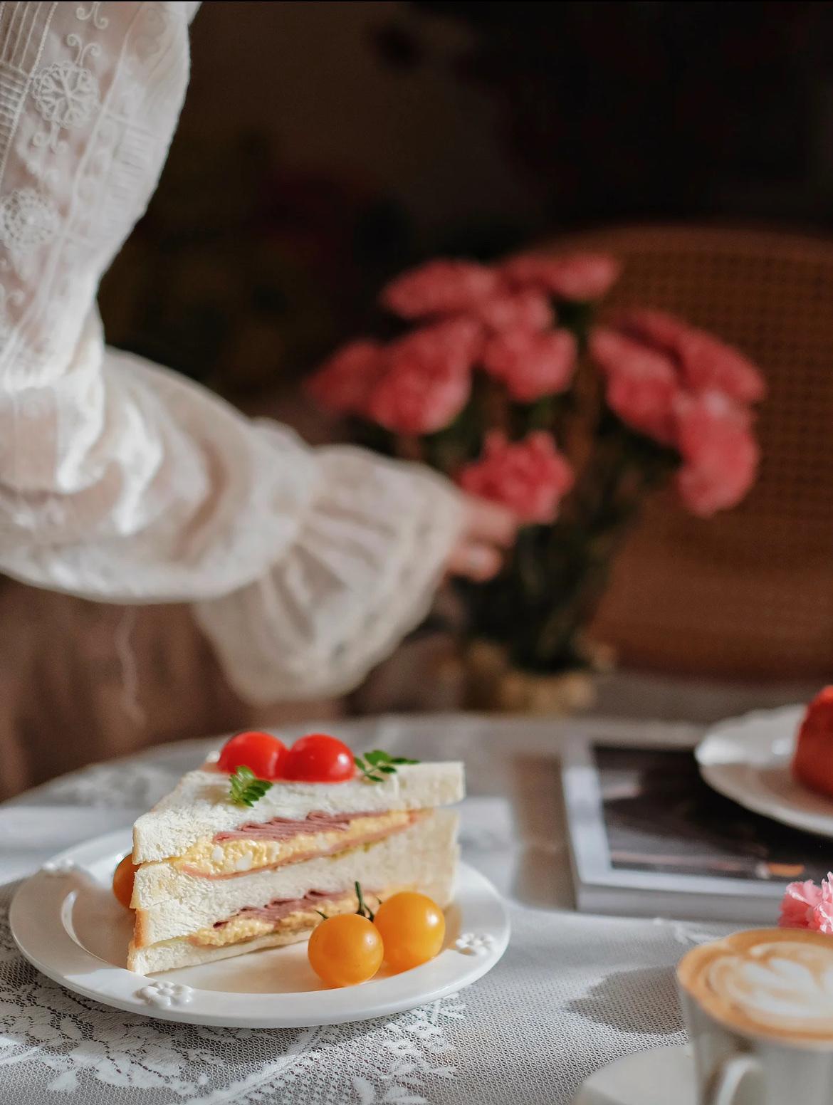 冬日生活，总有那么多小确幸值得打卡。清晨，第一缕阳光偷偷钻进房间，带来丝丝暖意，