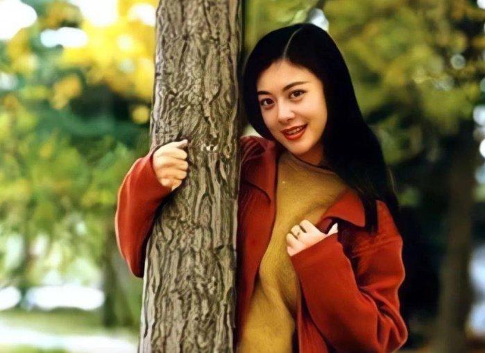 "我愿意放弃中国国籍，自愿加入英国！"2004年，央视美女主持姜丰嫁给英国富豪，