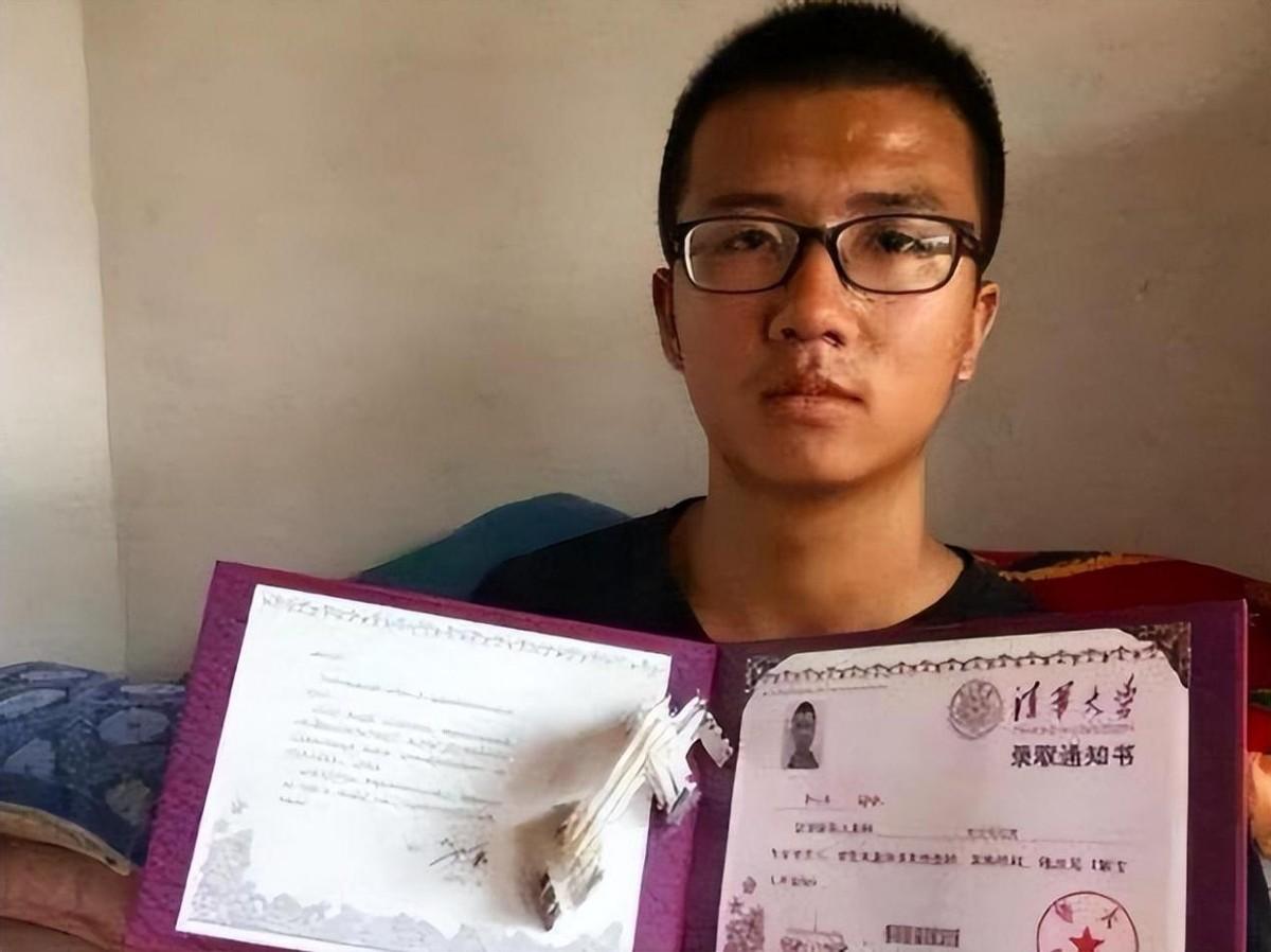 2018年，宁夏一高考生第一个走出考场，面对采访他直言：“就这垃圾题目还想阻止我