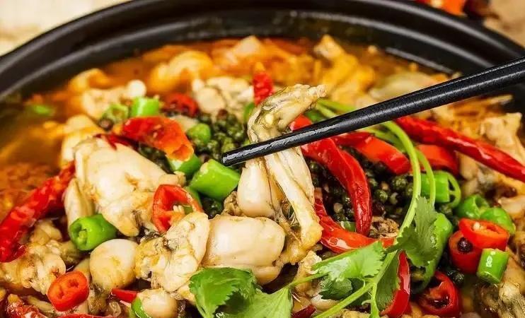 牛蛙，终于还是没人吃了
上周六晚上七点多，商场里正是饭点最闹的时候。我从一家牛蛙