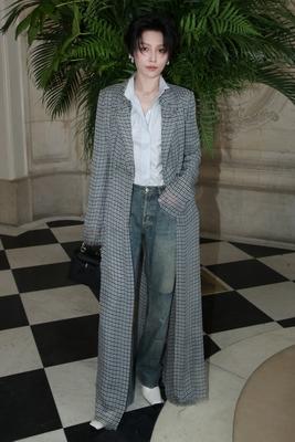 刘雨昕现身法国巴黎，亮相Christian Dior2026秋冬巴黎高定时装周看