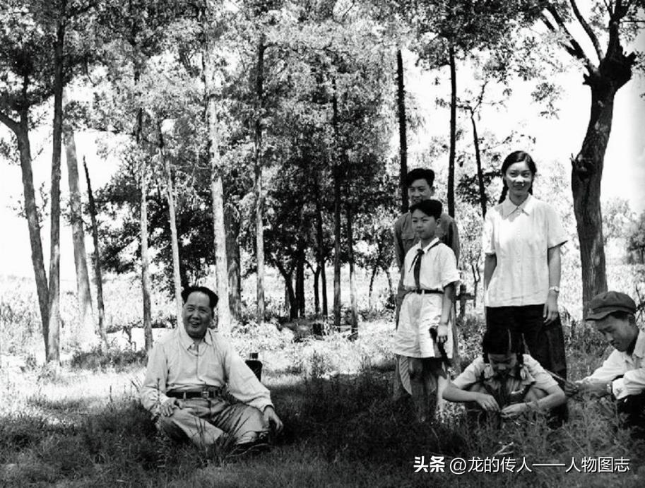 1953年毛主席和孩子们在北京安定门外小憩