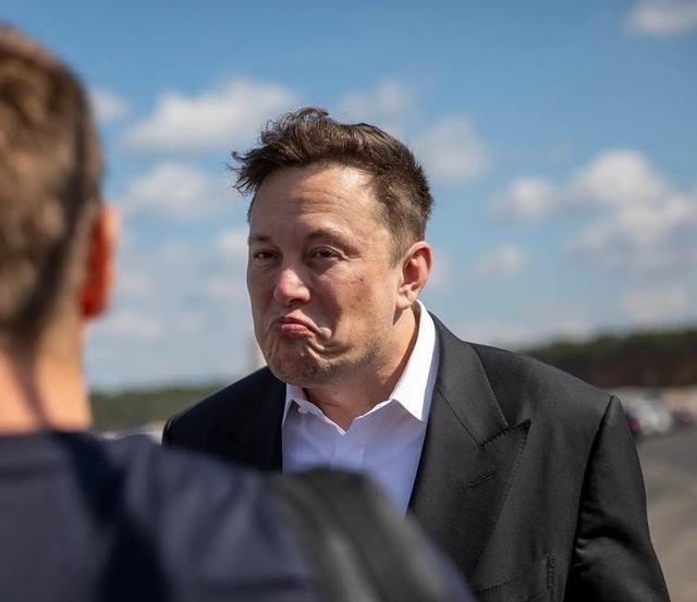 美国被彻底震慑？外国记者问：“美国拥有的核弹头可以摧毁世界1000次，难道中国人