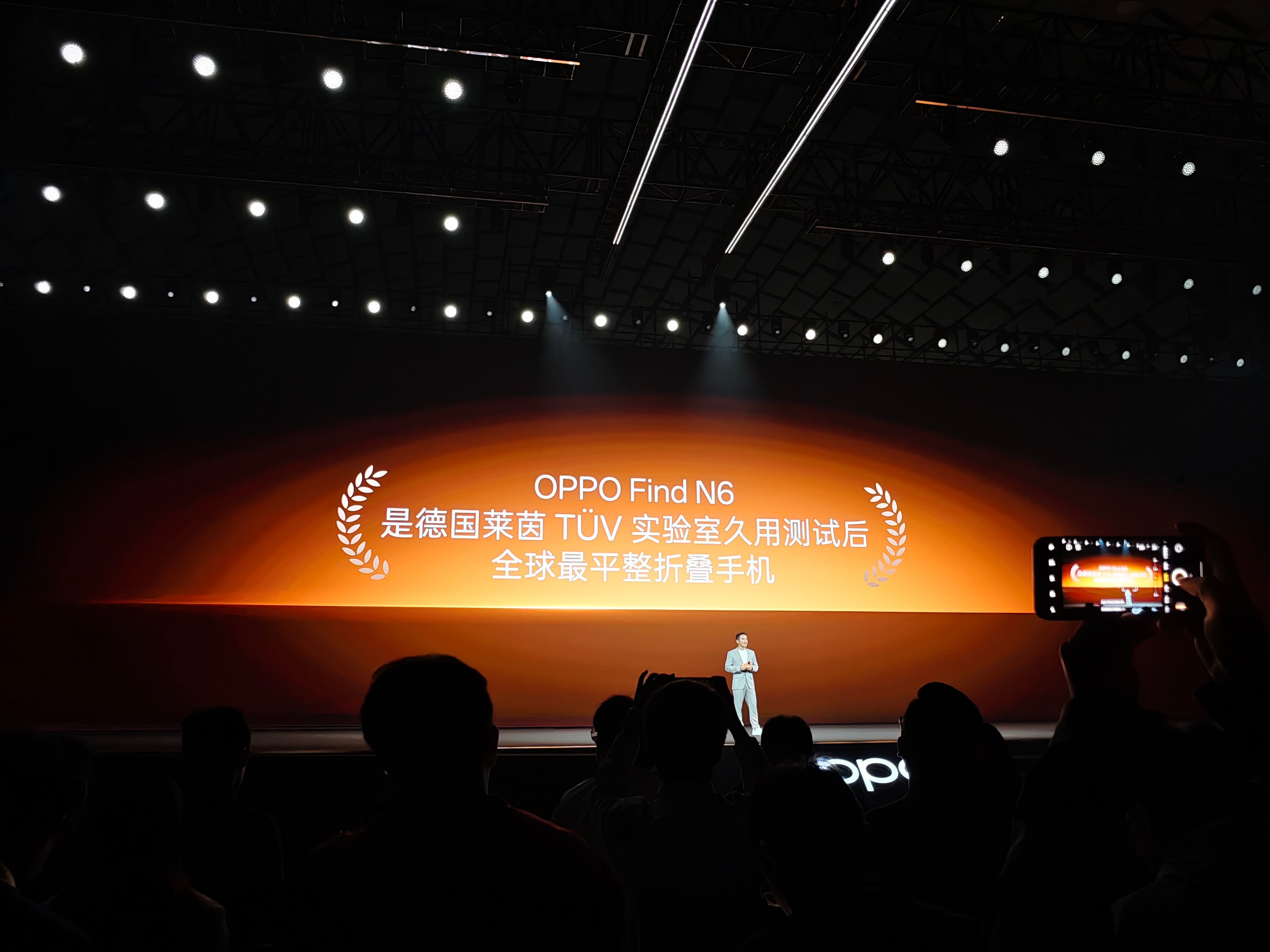 OPPO Find N6对比了一下三星折叠屏，这个折痕几乎不可见，折痕这么小的主