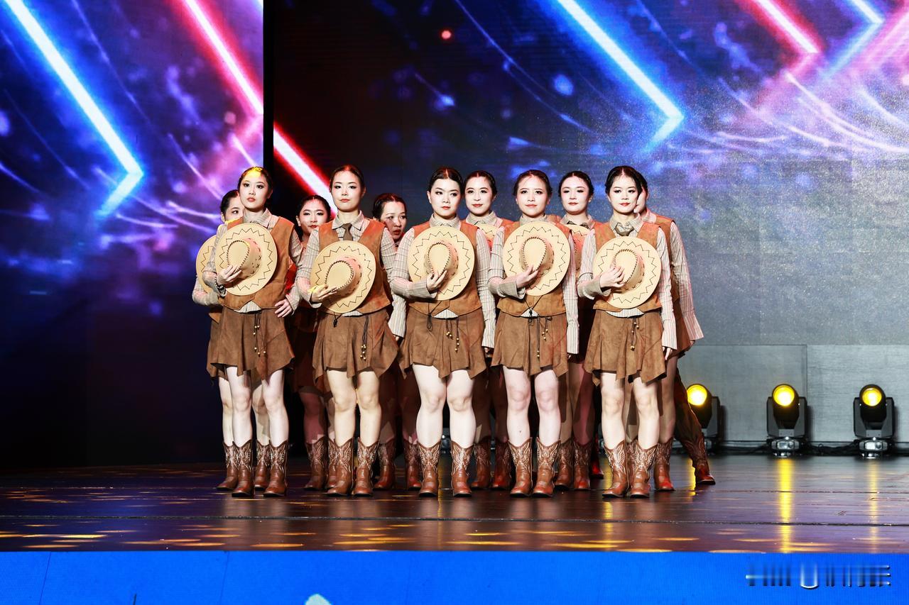 第九届全国职工全健排舞大赛精彩瞬间（4）张景义摄影
        （工人日报记