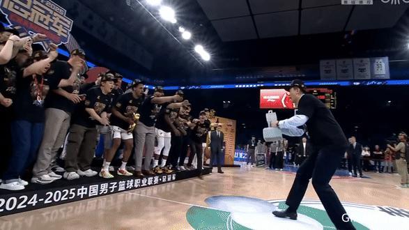 你来！主教练王博举起CBA冠军至尊鼎🏆，和全队一起享受夺冠喜悦！祝贺广厦终于圆