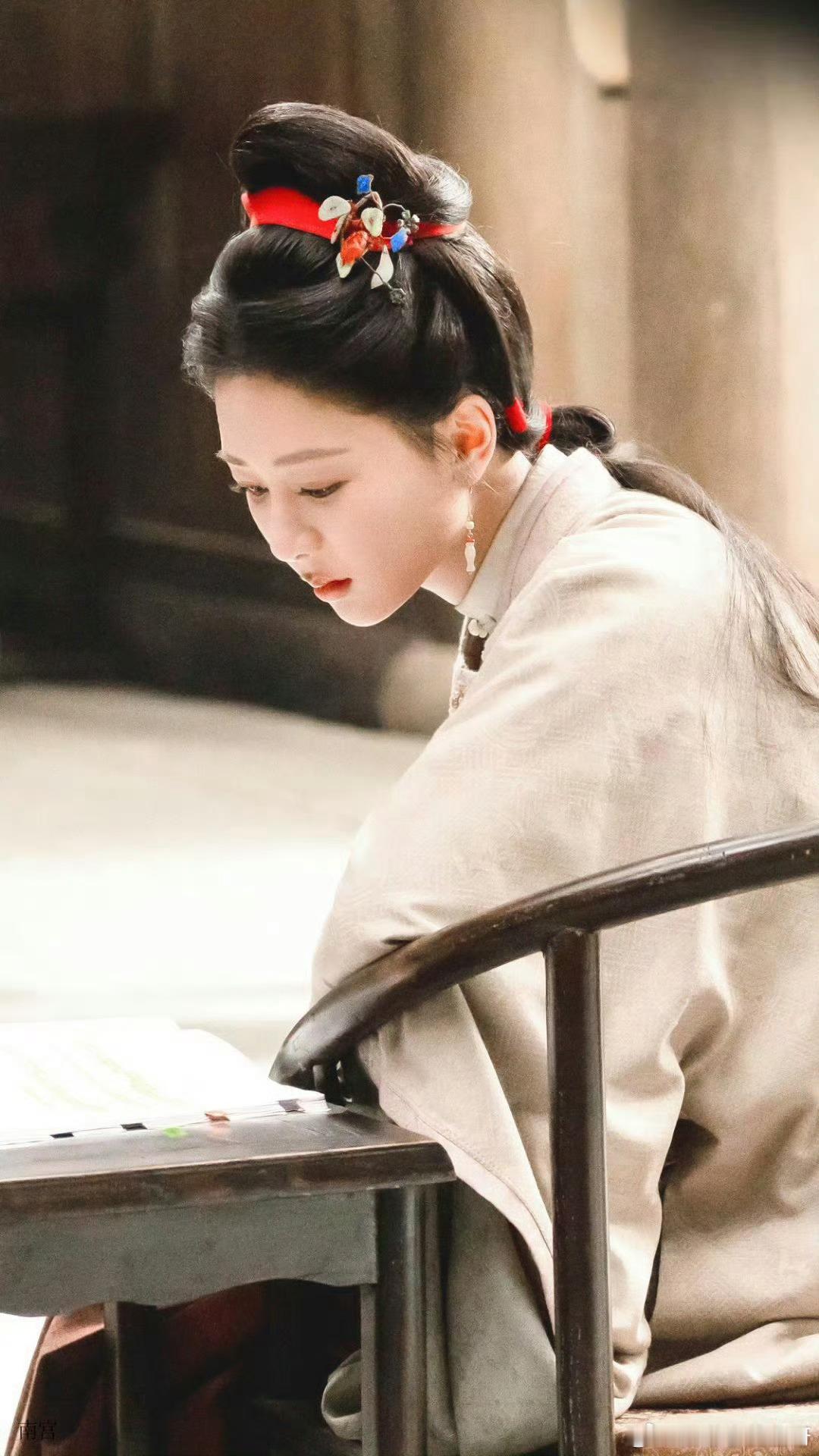 家业yz人民日报对话家业女主角杨紫  黑与白之间，是文脉之地经久不息的琅琅书声，