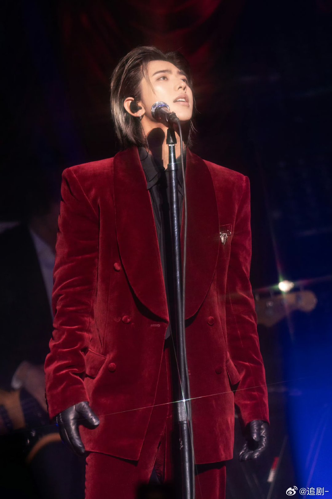 蔡徐坤演唱会中场休息不到30秒真正的舞台匠人，极致的专业态度。13首歌、30秒中