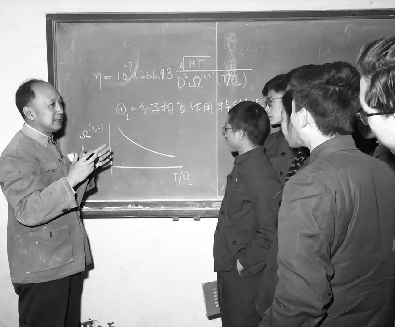 1964年冬夜，钱学森筷子尖悬在鸡肉上方半寸，突然厉喝：“别动！有苦杏仁味！”警