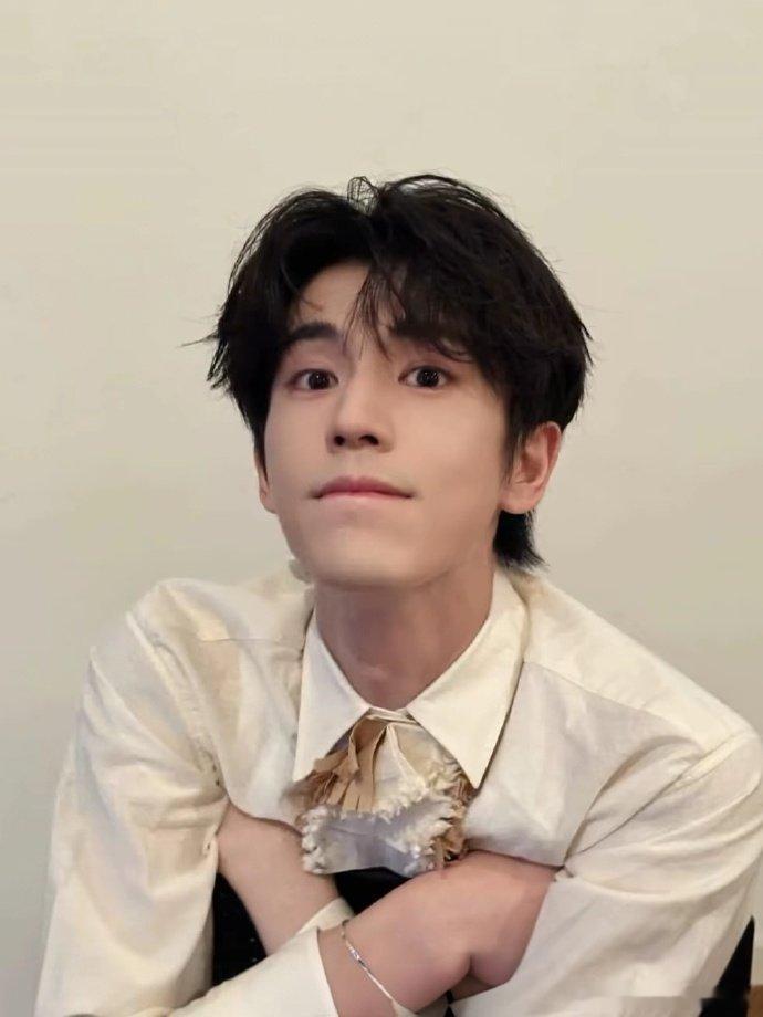 湖南卫视考古张凌赫 重温张凌赫在《你好星期六》的 “好六” 不基础上班秀，一个 