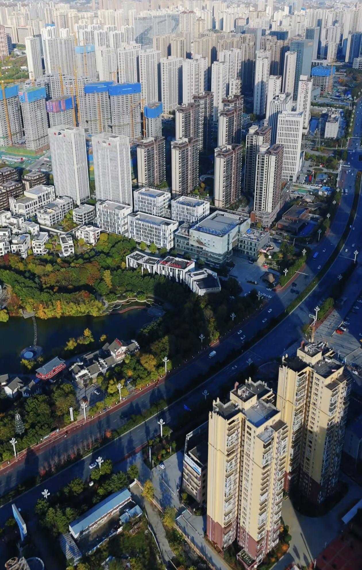 安康市区的发达程度让人震撼！俯瞰这城市风光，这哪是五线城市该有的样子，就这城建规