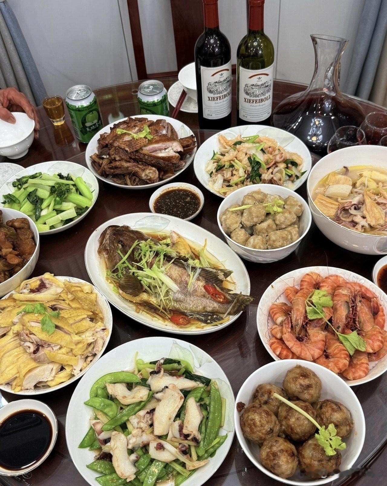 这一桌农家菜你打多少分？没有虚头巴脑的摆盘，全是实打实的家常味。亲戚围着吃，烟火