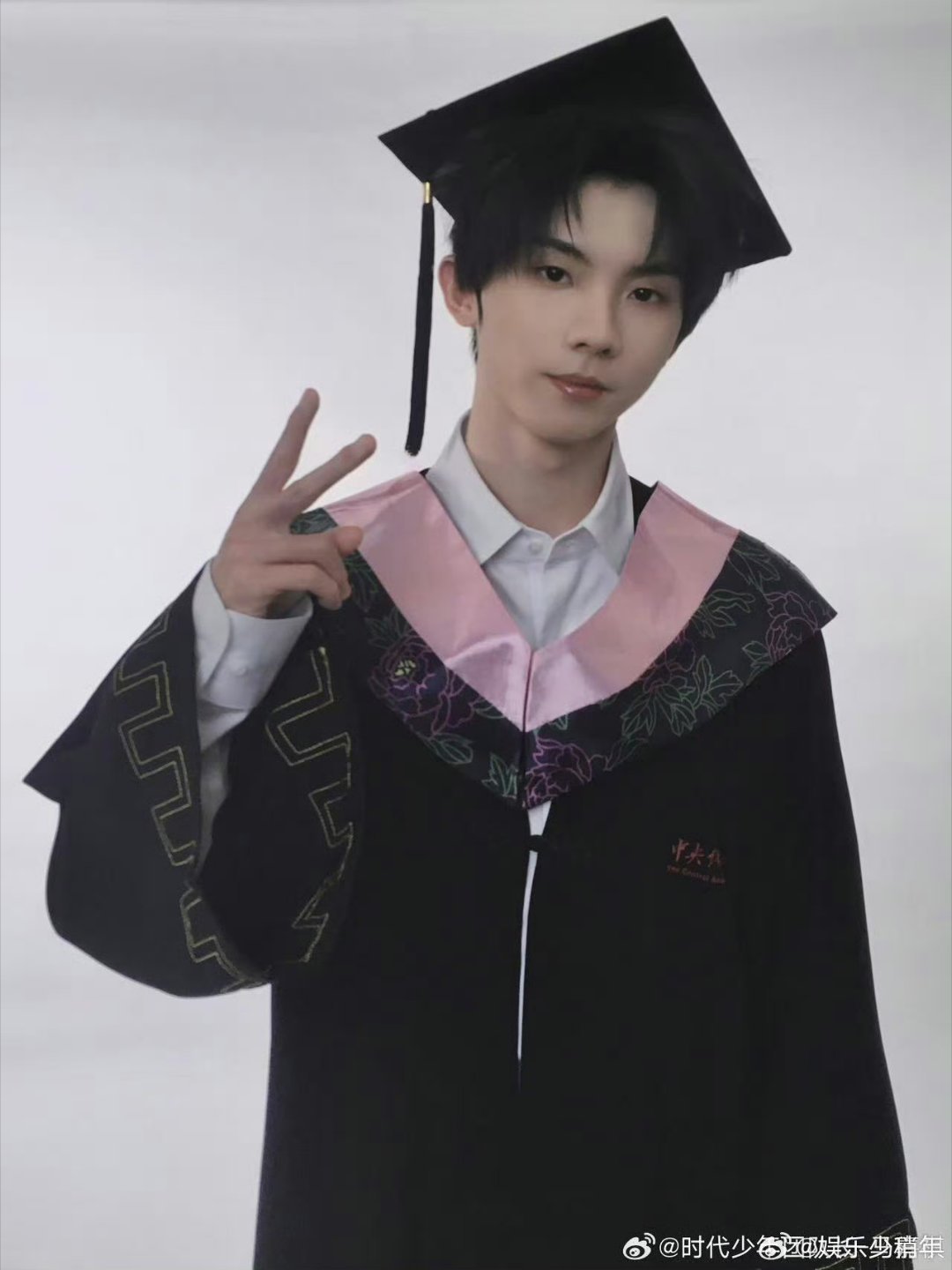 马嘉祺学士服毕业照祺祺穿上这身黑袍子，瞬间从弟弟变学长，这种成熟又青涩的感觉真的
