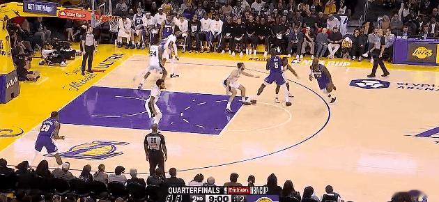 科内特刚扎稳防守马步，詹姆斯一个交叉步就把他晃得踉跄，接着起跳劈扣——但这场32