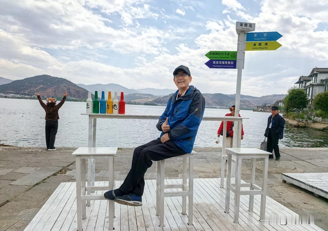 晨雾轻笼，金梭岛如一枚金色的织梭静卧洱海碧波之上。踏上金梭湾，脚下卵石温润，清澈