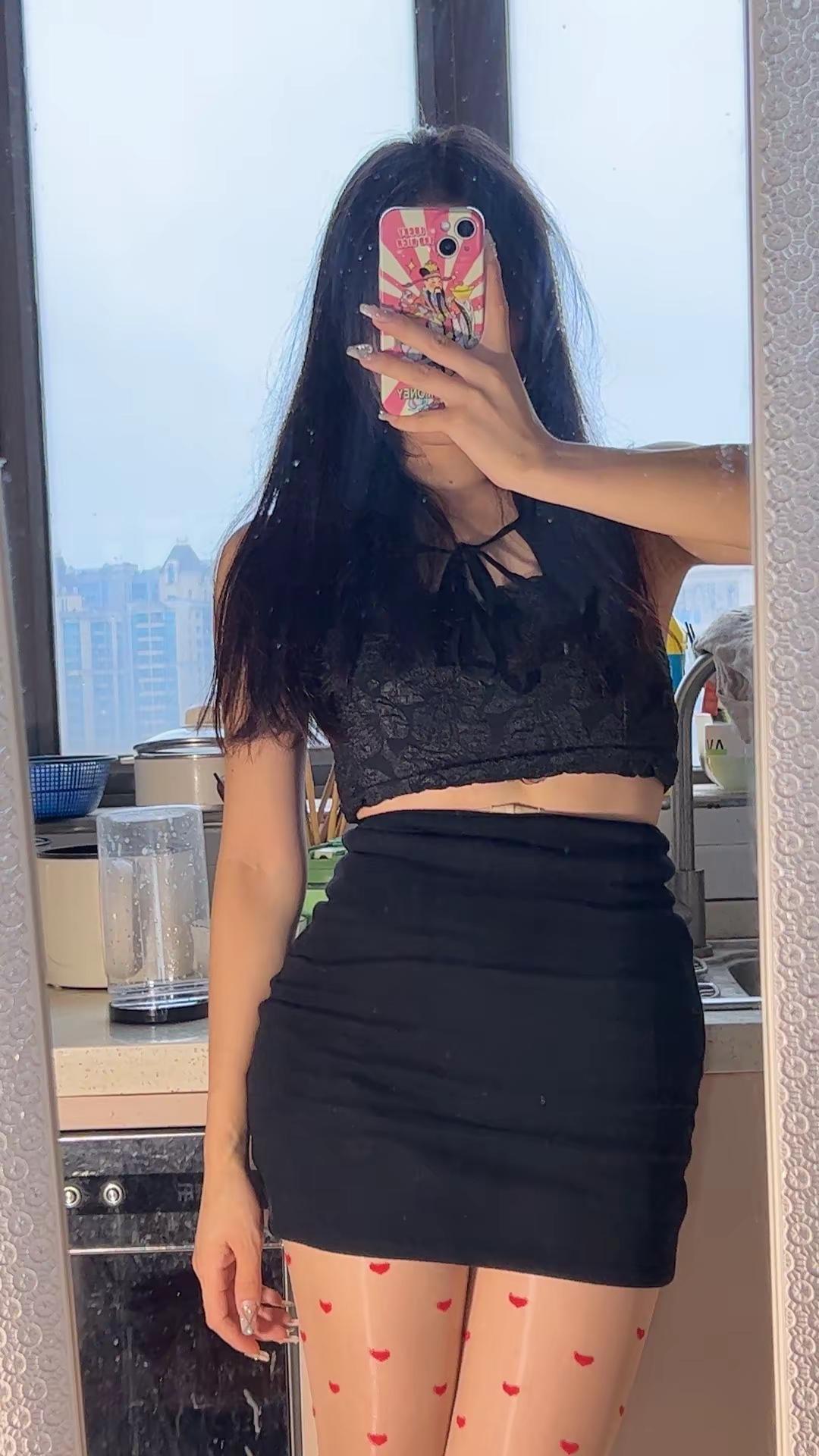 今年好好干,争取多买几件包臀裙,也感受一下美式前刺的深情随性穿搭