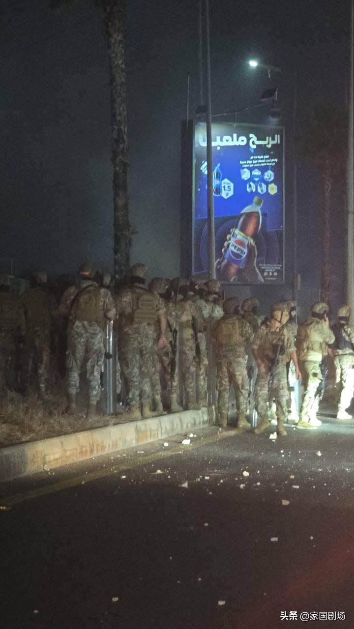大批黎巴嫩军警开始集结镇压贝鲁特的抗议民众 。
由于黎巴嫩当局与以色列签署了由美