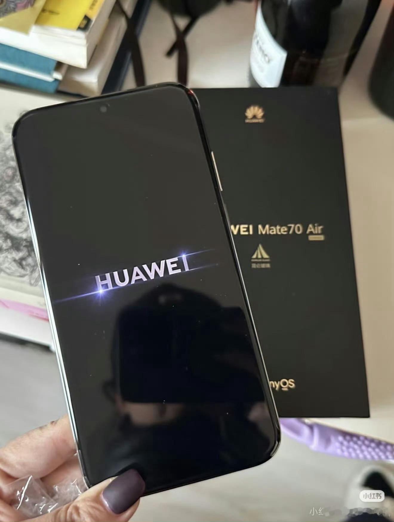 华为Mate70Air真机曝光我去，现在真机图都有了，这个厚度你们觉得还行不？ 