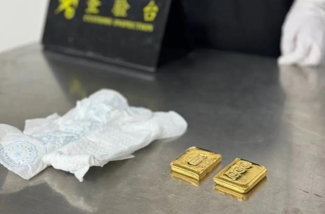 女生在卫生巾内藏674克足金入境 深圳海关查获，也太大胆了
近日，深圳海关在旅检