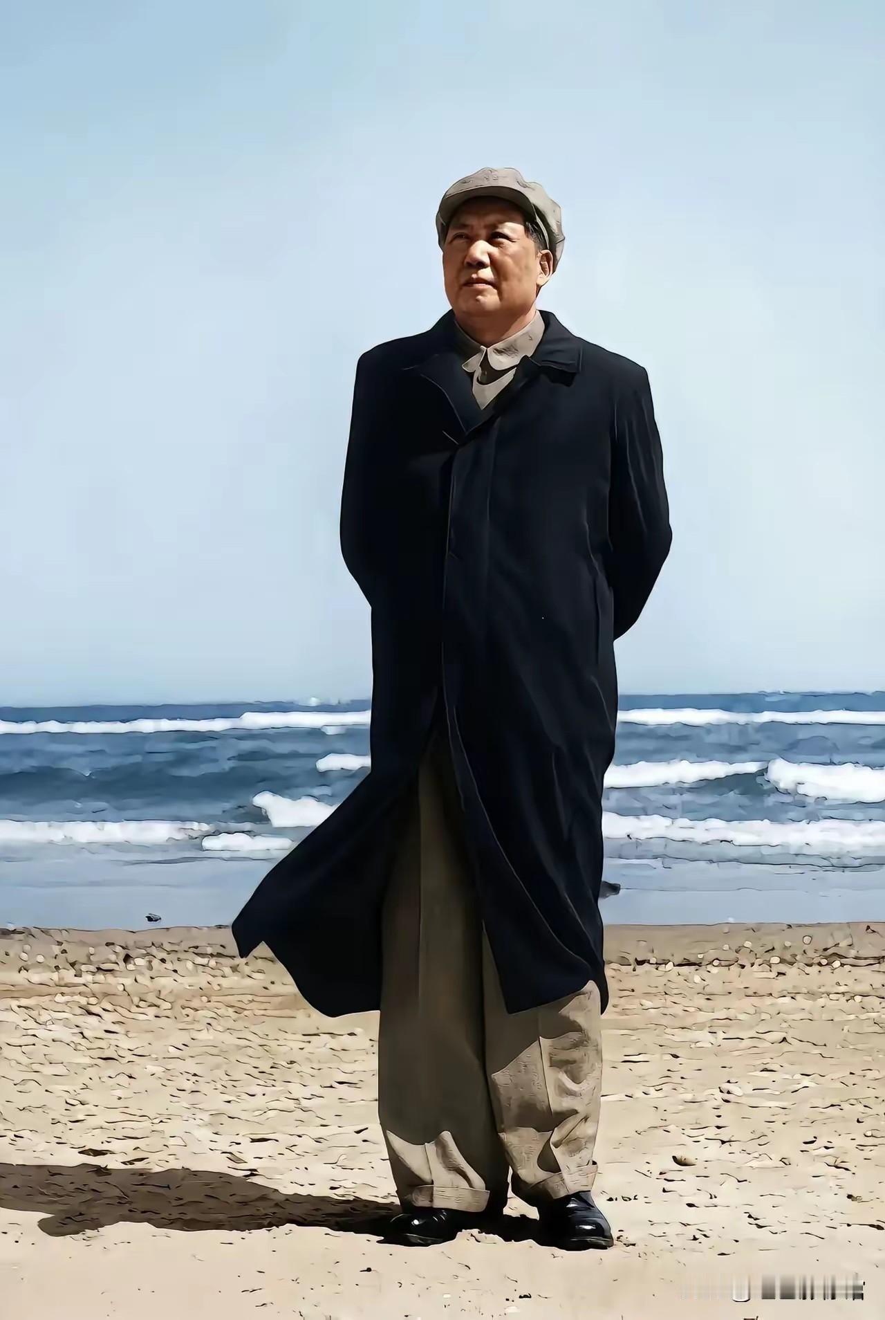 这张照片拍摄于1950年代的北戴河，彼时毛泽东同志常在此工作、休养，并留下了许多