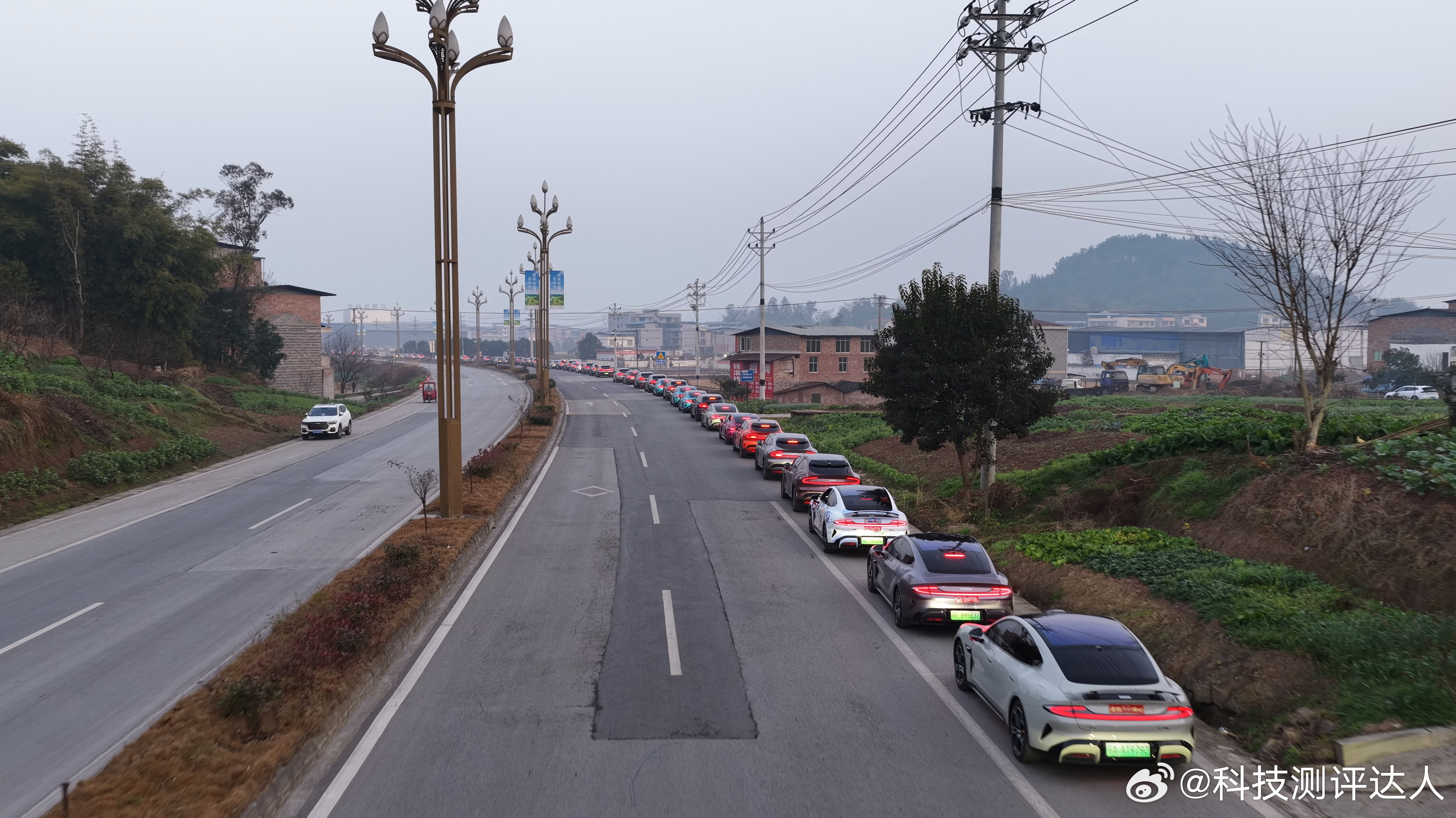 200名车友为爱发车跨城接亲说实话，刷到四川这场小米车友接亲的视频，我第一反应就