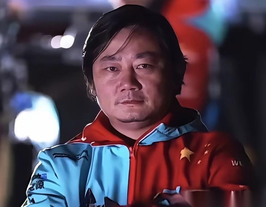 普通人创业账上没钱，八成早散伙了。张雪这哥们儿，路子野得让人发毛。
2025年2