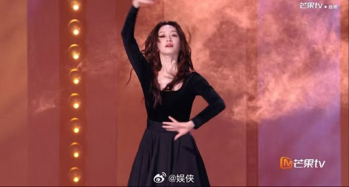 李小冉希望初舞台别摔跤担心摔跤的小冉姐超可爱，初舞台稳稳发挥，气质与实力并存，太