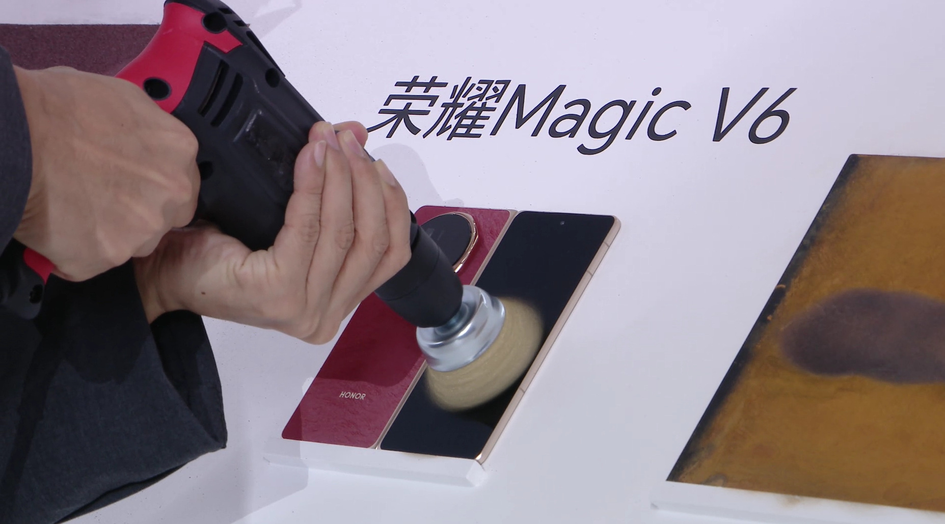 荣耀MagicV6太能整活了 荣耀Magic V6发布会看得人肾上腺素飙升，打磨