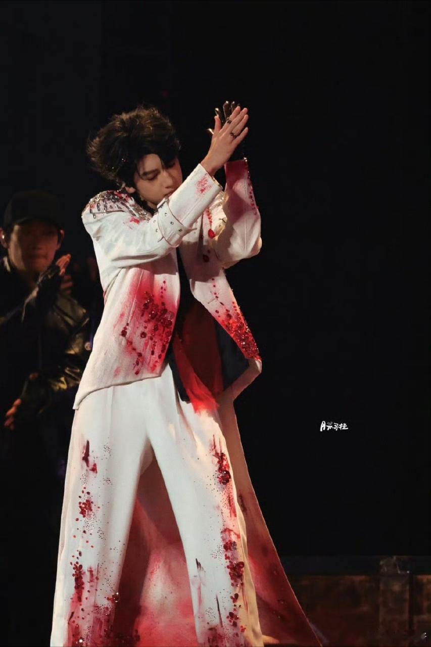 张桂源皱眉这一下好爽 舞台的神，天生爱豆张桂源，这谁能受得不了啊，超帅张桂源一直