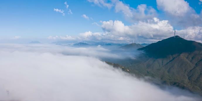 连日来，受冷空气持续南下影响，蓝山县云冰山持续出现壮美云海景观。透过无人机镜头俯