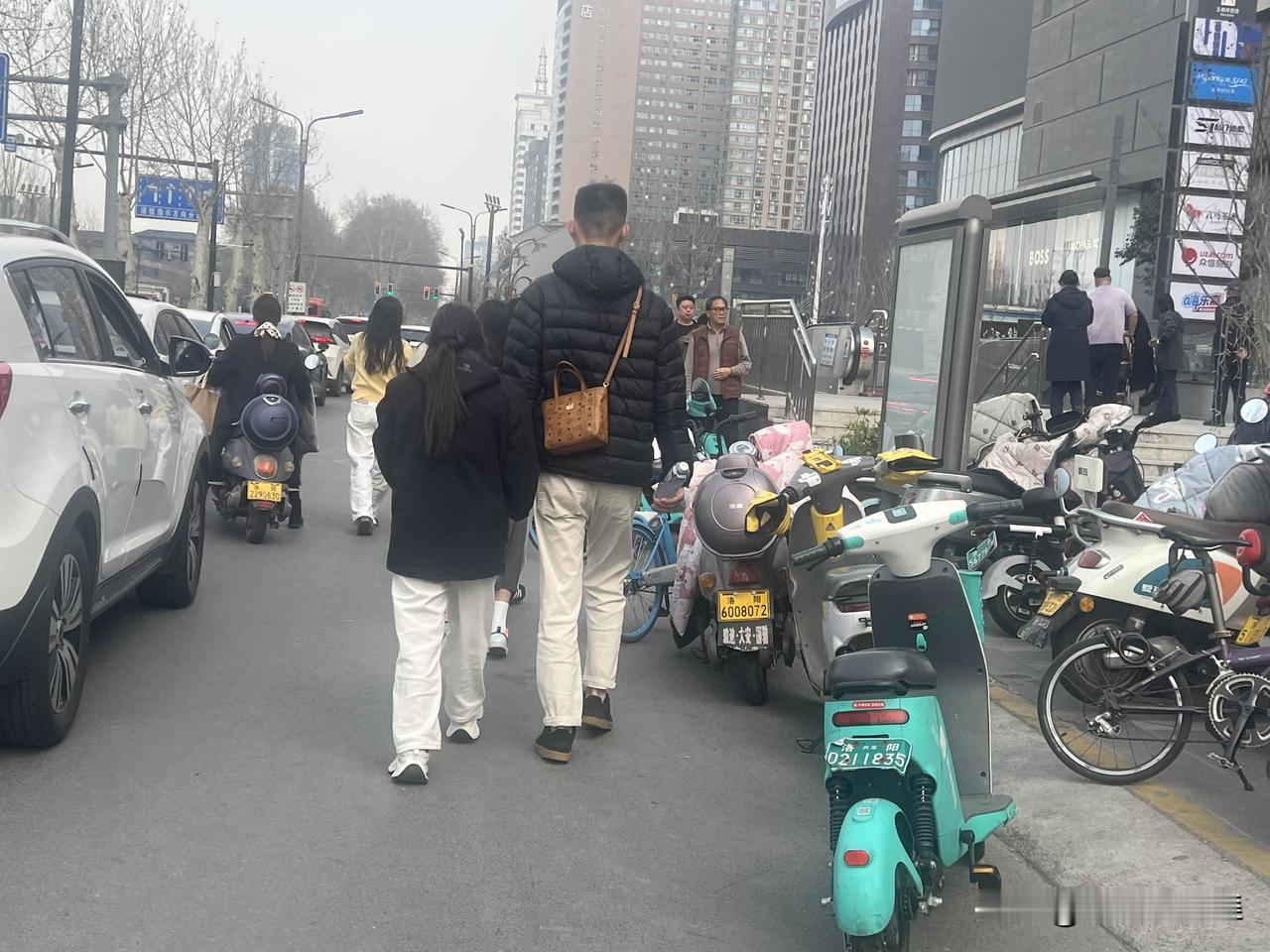 我在洛阳见过的最大身高差恋人，女孩身高连男孩肩膀都不到，这身高差距也太大了