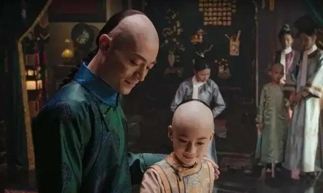 1763年，弘曕和弘昼去向钮钴禄氏请安，两个人刚跪下，却被乾隆看在眼中，第二天便