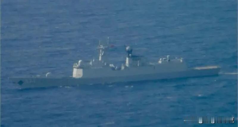 4月27日，大陆052D郑州舰，054A护卫舰进入台湾澎湖列岛水域，沿着当年郑成