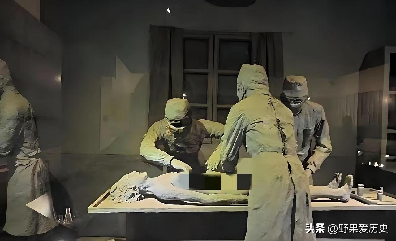 当年日本鬼子军医为了满足自己对女性生殖器官的好奇心，让人把女人使劲摁在门板上，直