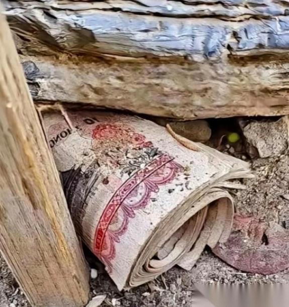 贵州，一男子拆除祖屋老房子时，意外从过世多年奶奶的床板缝里翻出一沓过期的钞票，这