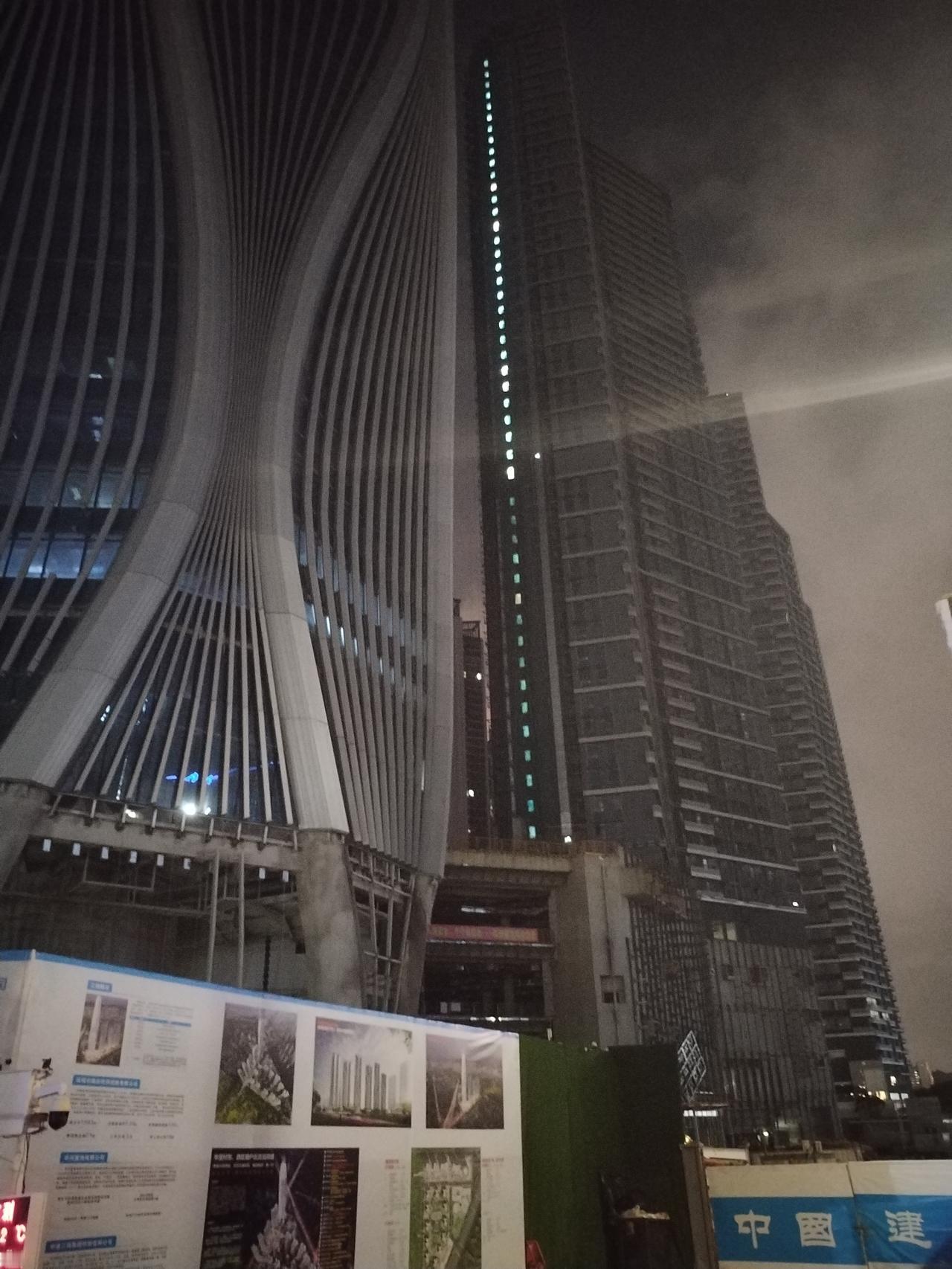 这也太高了！深圳这么寸土寸金吗？这个小地方，这么大体量？
本来已经很拥堵的交通，