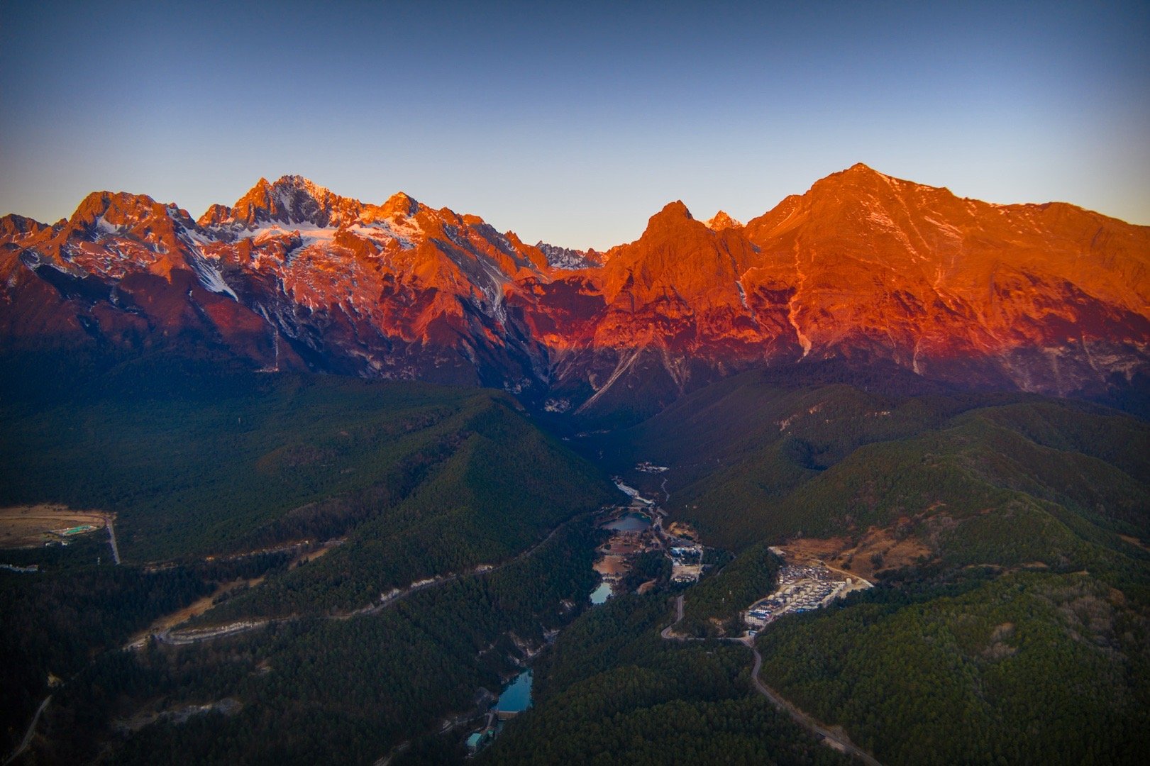 玉龙雪山冷暖撞色有多美 近日，摄影师在云南省丽江市蓝月谷，拍摄到了玉龙雪山“日照